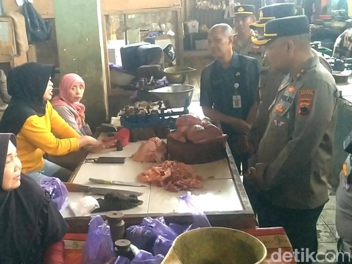 Kapolres Pekalongan AKBP Doni Prakoso di Pasar Induk Kajen, Pekalongan, Selasa (4/3/2025).