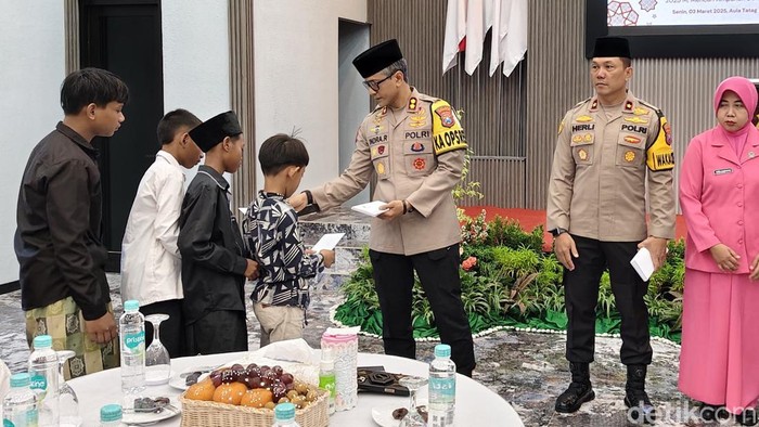 Kapolres Trenggalek berbagi rezeki dengan anak yatim piatu.