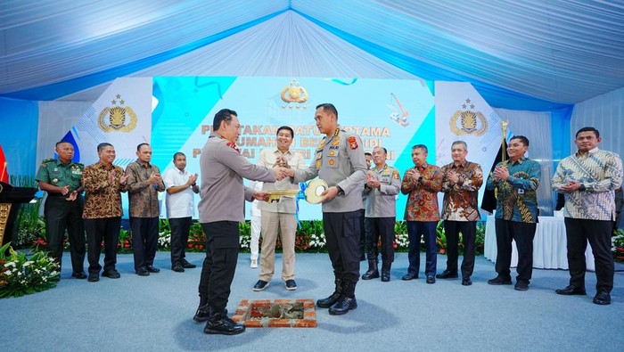 Kapolri Jenderal Listyo Sigit Prabowo meresmikan ground breaking serentak program perumahan subsidi bagi anggota Polri dan pegawai negeri sipil Polri. (Dok istimewa).