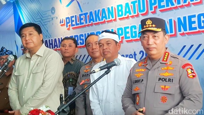 Kapolri Jenderal Listyo Sigit Prabowo usai meresmikan perumahan khusus Polri di Karawang