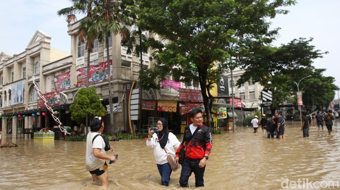 Kawasan elit Grand Galaxy City, Kota Bekasi, Jawa Barat, terendam banjir, Selasa (4/3/2025). Ketinggian air mencapai 1,25 meter.