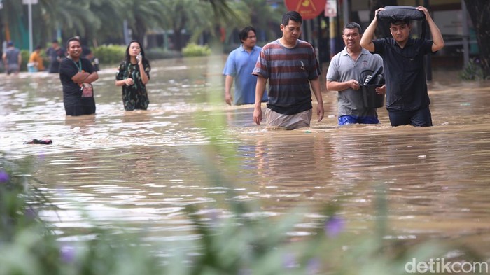 Kawasan elit Grand Galaxy City, Kota Bekasi, Jawa Barat, terendam banjir, Selasa (4/3/2025). Ketinggian air mencapai 1,25 meter.