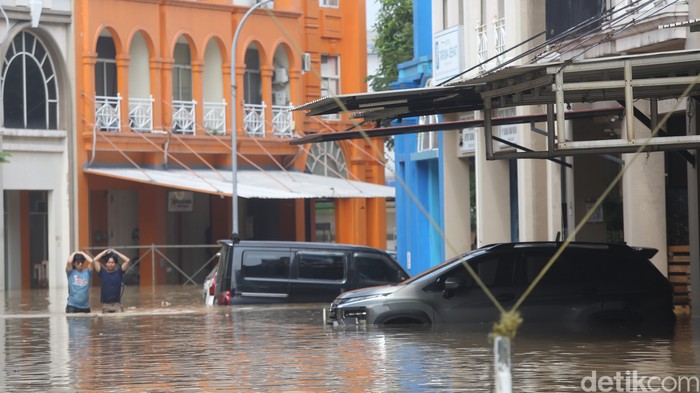 Kawasan elit Grand Galaxy City, Kota Bekasi, Jawa Barat, terendam banjir, Selasa (4/3/2025). Ketinggian air mencapai 1,25 meter.