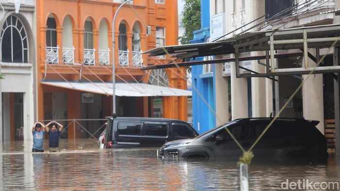 Kawasan elit Grand Galaxy City, Kota Bekasi, Jawa Barat, terendam banjir, Selasa (4/3/2025). Ketinggian air mencapai 1,25 meter.