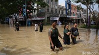 Air mulai naik di kawasan sejak jam 05.00 WIB. 