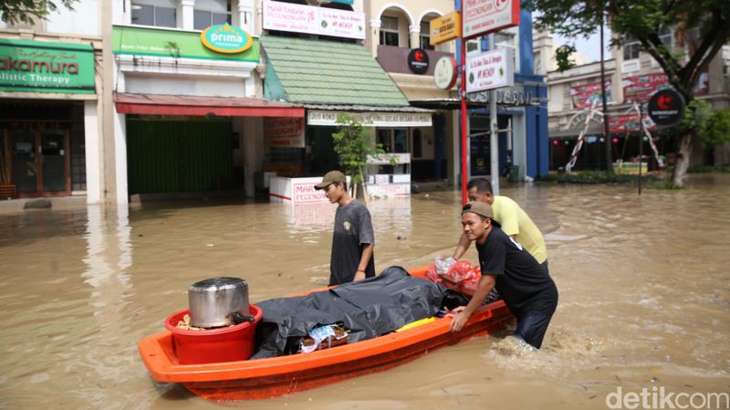 Kawasan elit Grand Galaxy City, Kota Bekasi, Jawa Barat, terendam banjir, Selasa (4/3/2025). Ketinggian air mencapai 1,25 meter.