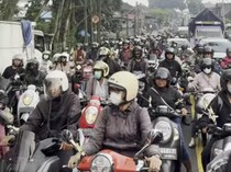 Macet Parah 3,5 Km di Tabanan Akibat Kecelakaan dan Truk Mogok