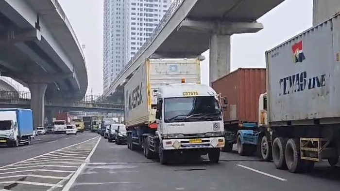 Kepadatan kendaraan terjadi di exit Tol Bekasi Barat akibat banjir di jalur arteri. Polisi melakukan rekayasa lalu lintas untuk mengurai kemacetan. (dok PJR)