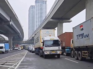 Exit Tol Bekasi Barat Padat 6 Km Imbas Banjir di Arteri, Lalin Dialihkan