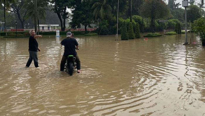 Kompleks Rumahnya Kebanjiran, Basuki Naik Motor Terjang Banjir Pakai Cek Biang Keroknya