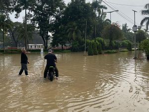 Kompleks Kebanjiran, Basuki Naik Motor Terjang Banjir Cari Biang Keroknya