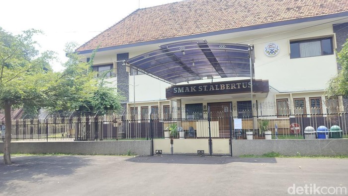 Kepala Sekolah SMAK Santo Albertus Antonius Sumardi menunjukan buku kesiswaan Lilie dan Elsa