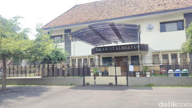 Kepala Sekolah SMAK Santo Albertus Antonius Sumardi menunjukan buku kesiswaan Lilie dan Elsa