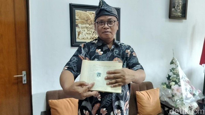 Kepala Sekolah SMAK Santo Albertus Antonius Sumardi menunjukan buku kesiswaan Lilie dan Elsa