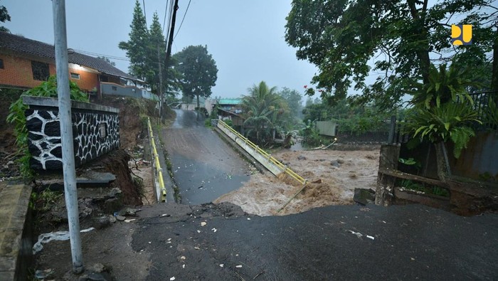 Kementerian PU telah melakukan penanganan pasca banjir Sungai Ciliwung di wilayah Cisarua.