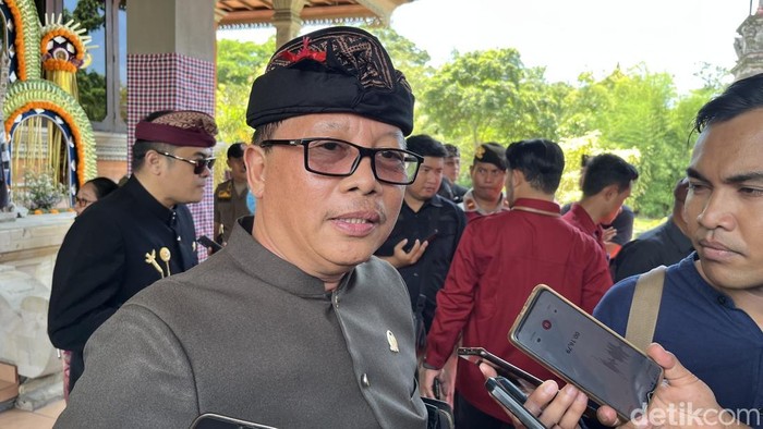 Ketua DPW NasDem Bali I Nengah Senantara saat ditemui di kantor DPRD Bali, Selasa (4/3/2025). (Foto: Rizki Setyo/detikBali)