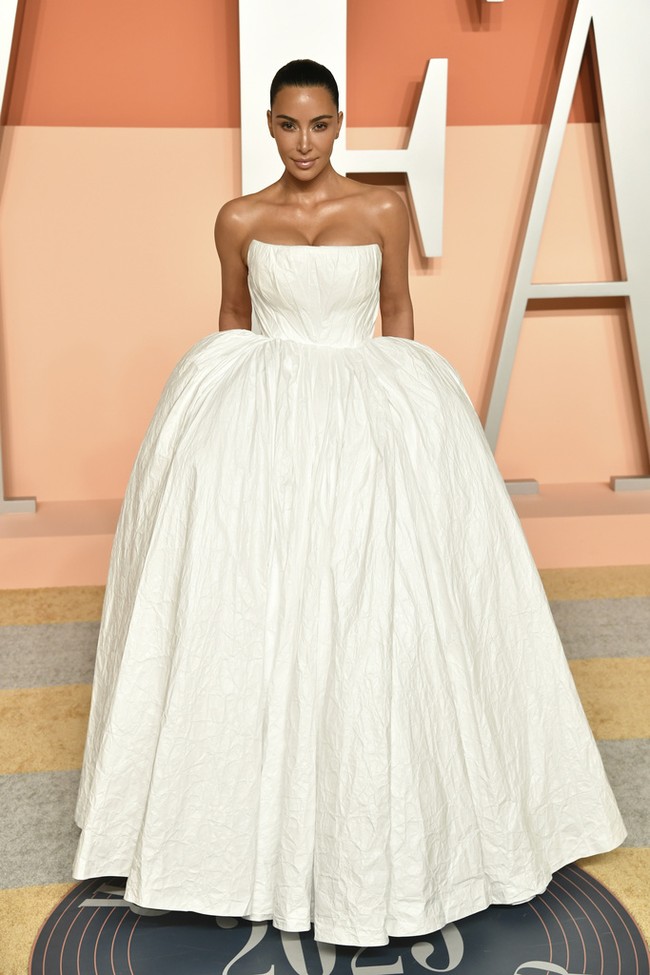 Pendiri brand underwear Skims ini gaun backless putih model ballgown. Busana tersebut terinspirasi dari gaun pengantin. Foto: Evan Agostini/Invision/AP