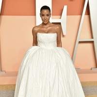 Pendiri brand underwear Skims ini gaun backless putih model ballgown. Busana tersebut terinspirasi dari gaun pengantin. Foto: Evan Agostini/Invision/AP