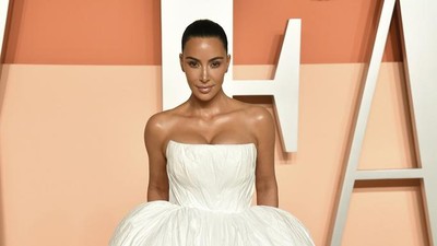 Foto: Kim Kardashian Pakai Gaun Putih Balenciaga, Disamakan dengan Seprai Kusut