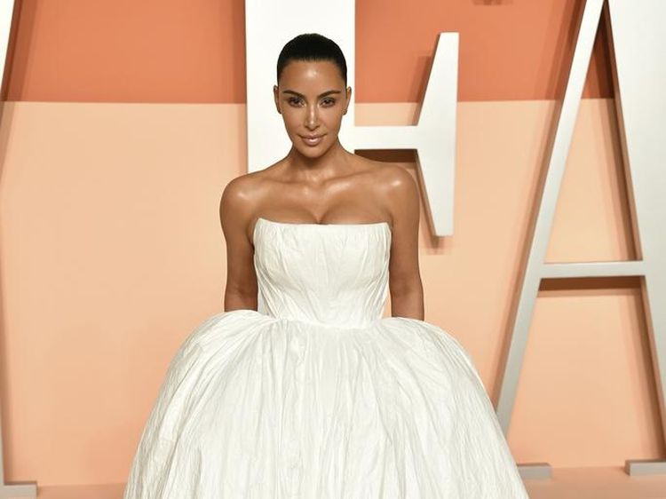Foto: Kim Kardashian Pakai Gaun Putih Balenciaga, Disamakan dengan Seprai Kusut