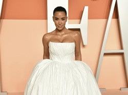 Foto: Kim Kardashian Pakai Gaun Putih Balenciaga, Disamakan dengan Seprai Kusut