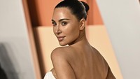 Kim Kardashian punya total kekayaan USD 1.7 miliar (Rp 27 triliun), Kim makin tajir berkat bisnis shapewear-nya, Skims, yang laris manis. Foto: Evan Agostini/Invision/AP