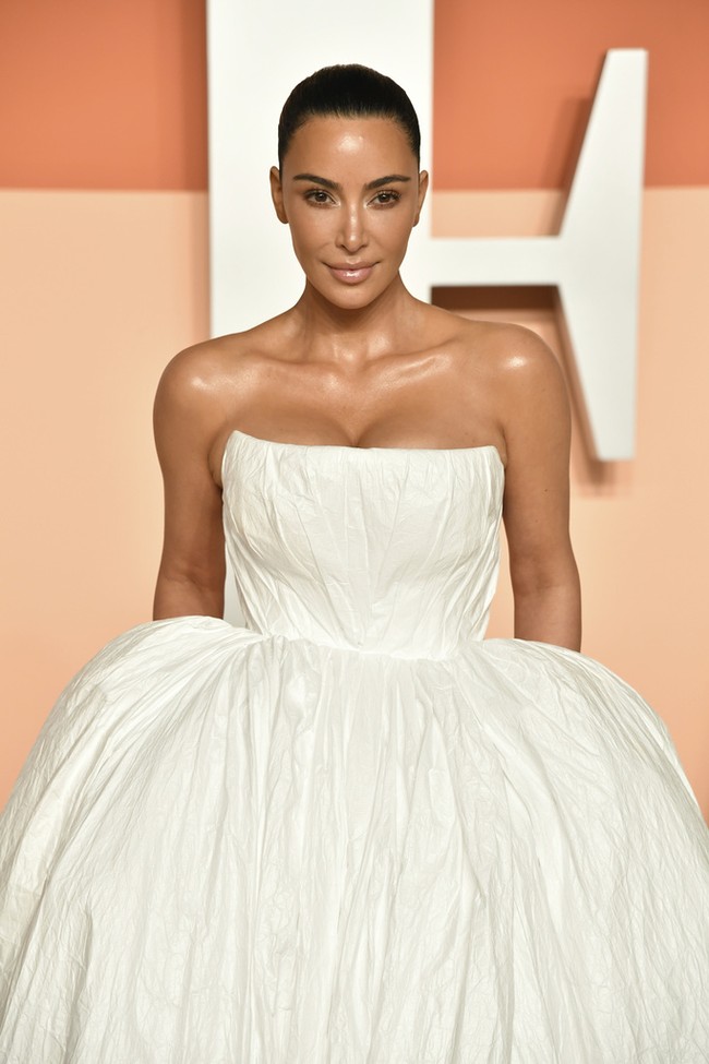 Gaun korset tersebut memiliki siluet unik yang tampak berbeda ketika dilihat dari depan dan belakang. Tampak depan, seperti ballgown bervolume pada umumnya. Foto: Evan Agostini/Invision/AP