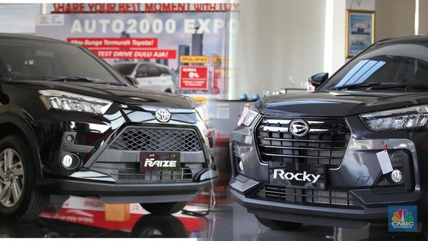 Kolase Foto mobil Toyota Raize dan Daihatsu Rocky. (CNBC Indonesia)