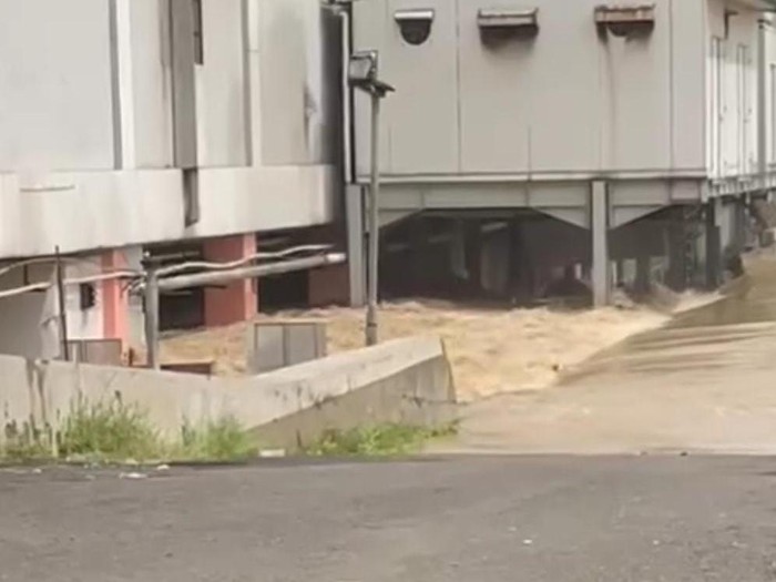 Kondisi banjir di Mega Bekasi Hypermall