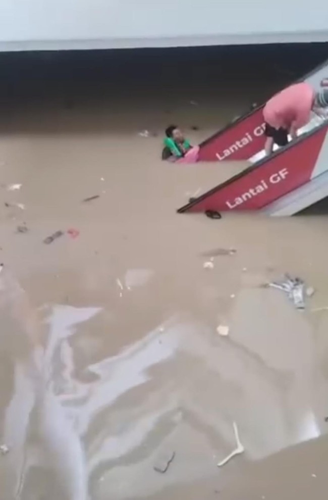 Cerita Tanggul Jebol Bikin Banjir Bak Air Bah Terjang Mal Mega Bekasi