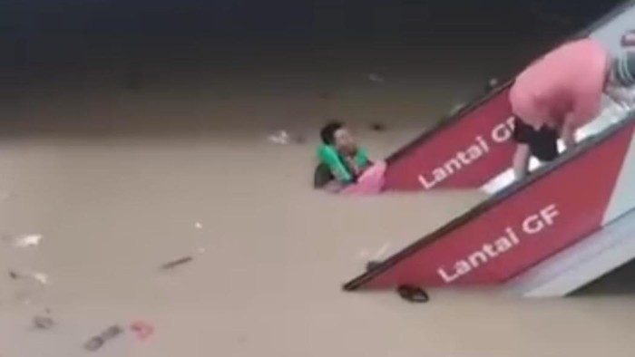 Kondisi banjir di Mega Bekasi Hypermall