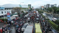 Jalan utama Kota Bekasi ini sempat macet parah akibat banjir.