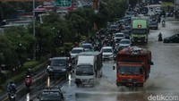 Sejumlah pengendara melintas di Jalan Ahmad Yani Kota Bekasi, Selasa (4/3/2025).