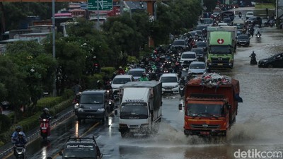 Kondisi Banjir di Jalan Ahmad Yani Bekasi Mulai Surut, Lalin Macet