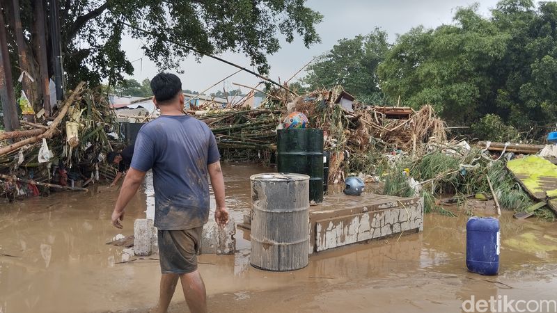 Kondisi paca-banjir kawasan Vila Nusa Indah, Bekasi, 4 Maret 2025, jelang siang. (Maulana Ilhami Fawdi/detikcom)