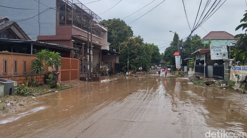 Kondisi paca-banjir kawasan Vila Nusa Indah, Bekasi, 4 Maret 2025, jelang siang. (Maulana Ilhami Fawdi/detikcom)