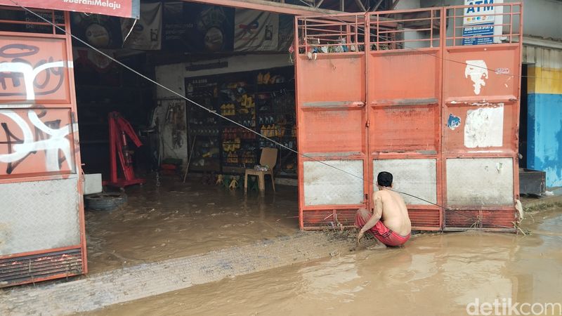 Kondisi paca-banjir kawasan Vila Nusa Indah, Bekasi, 4 Maret 2025, jelang siang. (Maulana Ilhami Fawdi/detikcom)