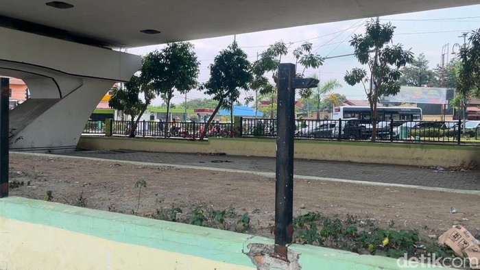 Kondisi pagar di bawah Fly Over Jamin Ginting Medan