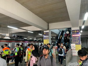 Keluh Pekerja Pulang ke Bekasi: Capek Harus Beberes Rumah karena Banjir