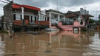 Kawasan Pondok Gede Permai (PGP) di Kecamatan Jatiasih, Kota Bekasi, Jawa Barat, Selasa (4/3/2024), kebanjiran. Ketinggian banjir hampir menutupi atap rumah satu lantai. (Rifkianto Nugroho/detikcom)