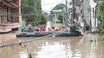 Kondisi Terkini Banjir di PGP Bekasi, Warga Menunggu Dievakuasi