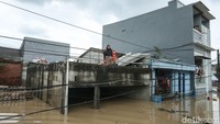 Sejumlah warga masih bertahan di atap rumahnya menanti dievakuasi.