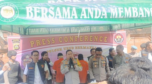 Konferensi pers Polres Gianyar soal penangkapan penjambret dan penadah ponsel curian, Selasa (4/2/2025). (Leona Wirawan/detikBali)