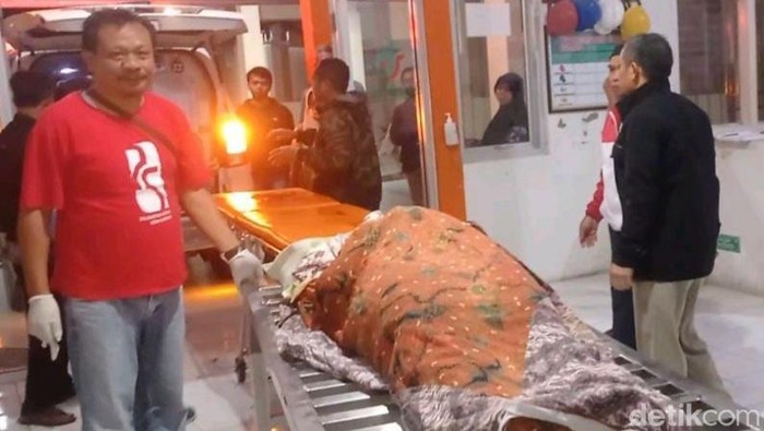 Korban pembunuhan di Tegal saat dievakuasi ke RS Slawi.