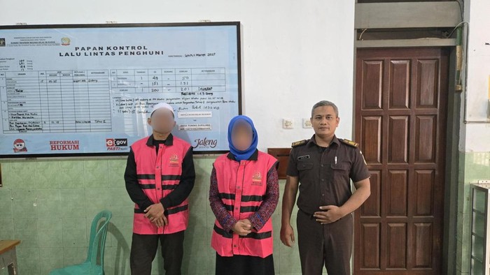 Kedua tersangka kasus pembangunan sentra industri hasil tembakau saat dihadirkan di Kantor Kejaksaan Negeri Kudus, Selasa (4/3/2025).
