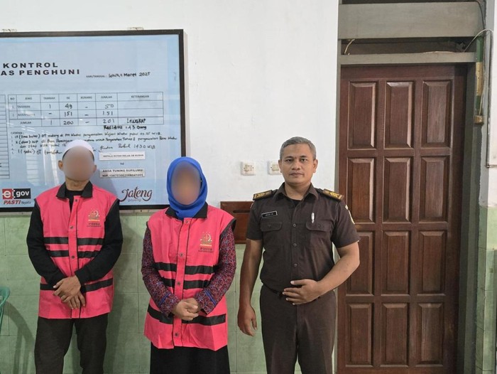 Kedua tersangka kasus pembangunan sentra industri hasil tembakau saat dihadirkan di Kantor Kejaksaan Negeri Kudus, Selasa (4/3/2025).