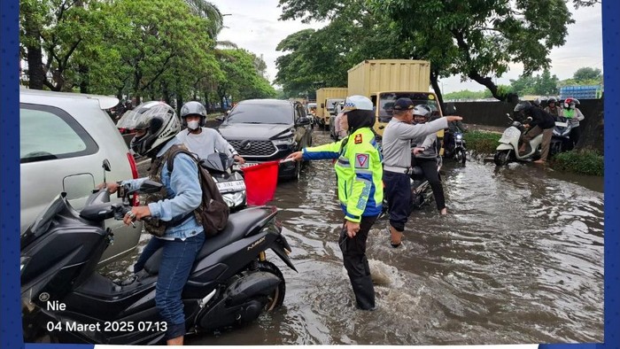 Lalu lintas di Jl Daan Mogot arah Cengkareng macet imbas genangan