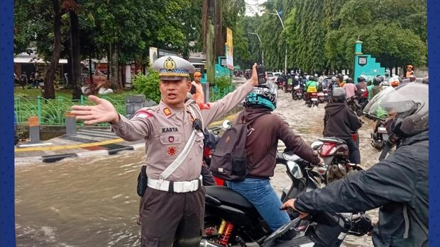 Lalu lintas di Pasar Puri Kembangan arah Panti Sosial Kedoya macet imbas ada genangan