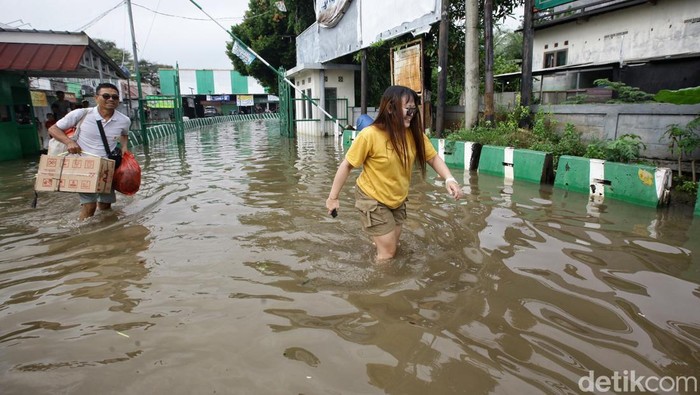 Lalu Lintas Terputus Akibat Banjir di Jurangmangu, Tangsel Banjir merendam Jalan Pondok Aren Raya tepatnya di depan Pasar Ceger Jurangmangu, Tangerang Selatan. Lalu lintas terputus, pedagang pasar terganggu.