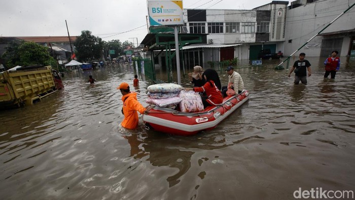 Banjir merendam Jalan Pondok Aren Raya tepatnya di depan Pasar Ceger Jurangmangu, Tangerang Selatan. Lalu lintas terputus, pedagang pasar terganggu.